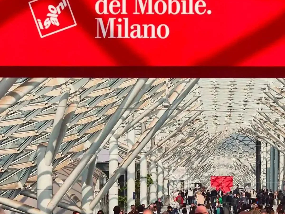 vista del salone del mobile con persone