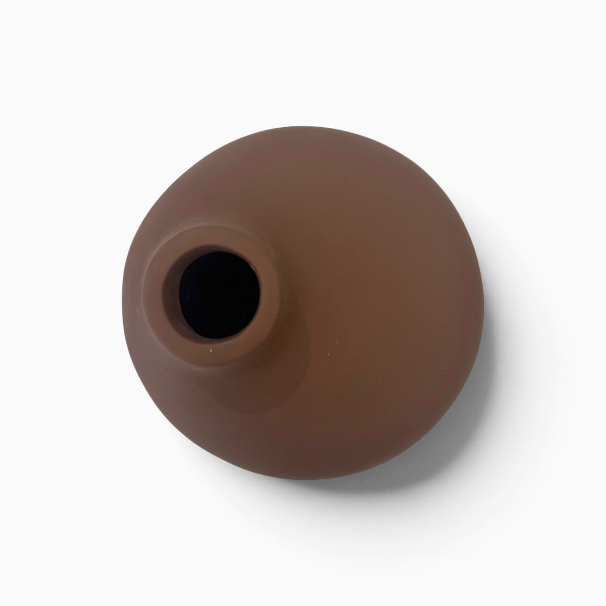 Accordo vaso in ceramica artistica color cioccolato su sfondo bianco