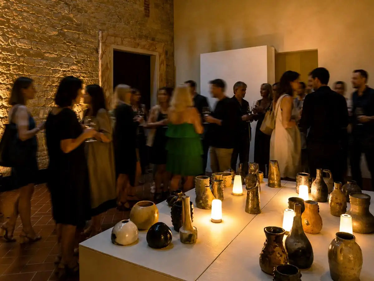 Allestimento Vicode con ceramiche, opere d’arte e oggetti materici in uno spazio espositivo