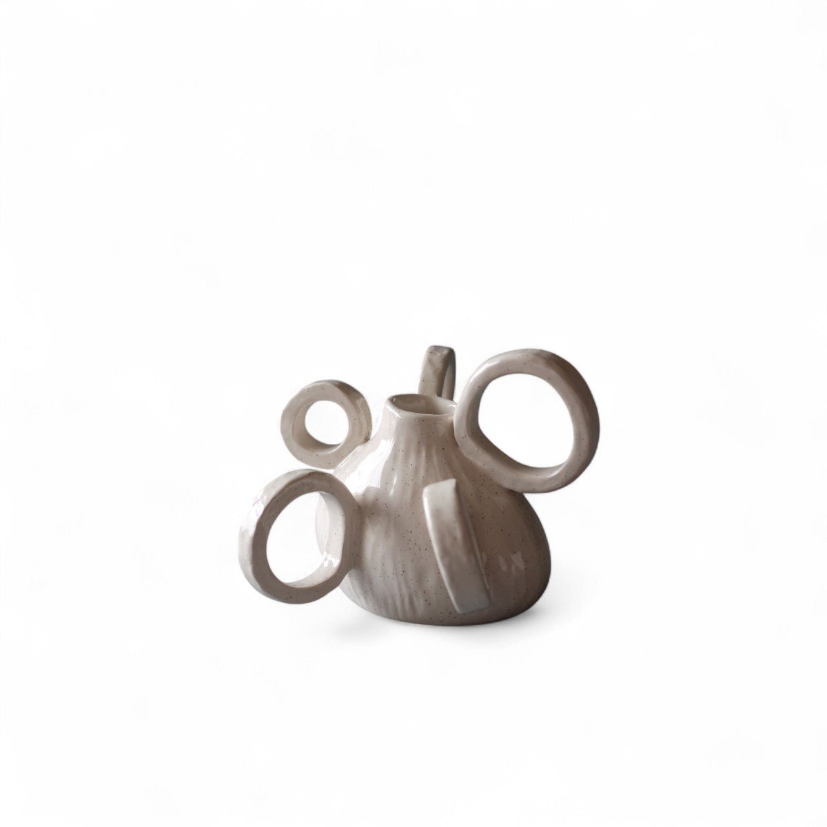 Il vaso scultura design Anelli d'Aria esposto su una mensola come pezzo d'arte.