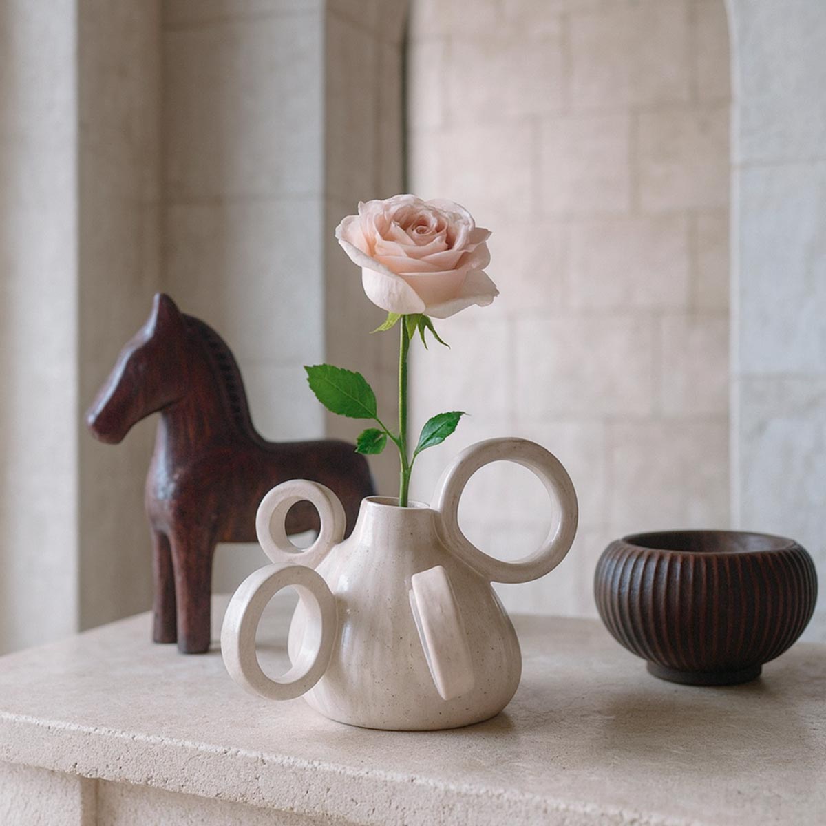 Primo piano della finitura smaltata a mano e della texture del vaso scultura design Anelli d'Aria.