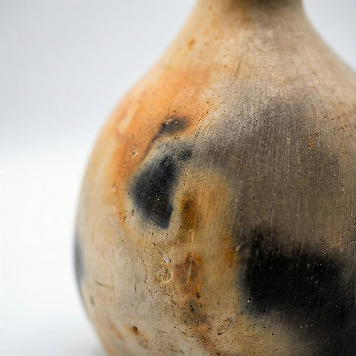 Particolare delle macchie naturali di cottura del vaso policromo fatto a mano