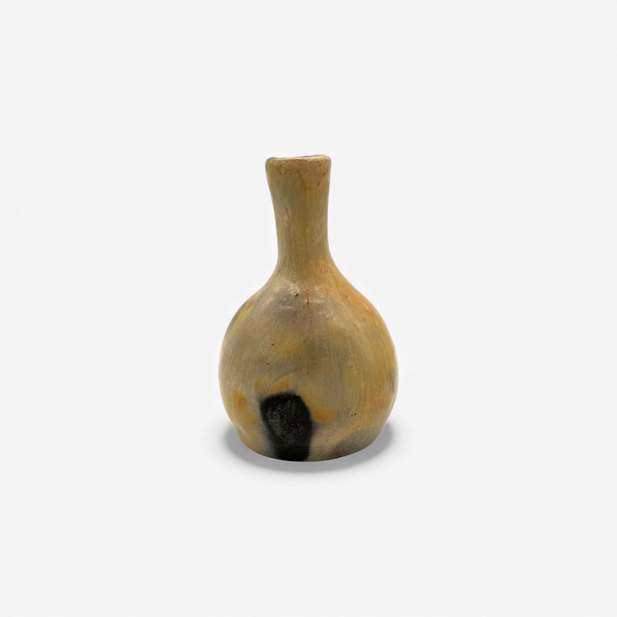 Vista angolare vaso policromo decorativo colori avorio nero e arancio