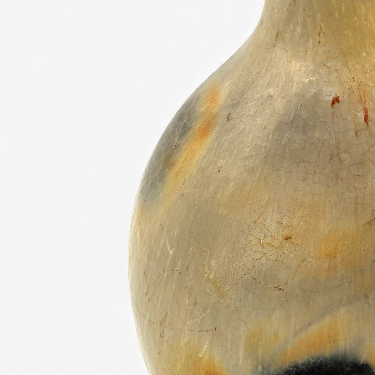 Collo stretto e finitura irregolare del vaso policromo scultura Najed