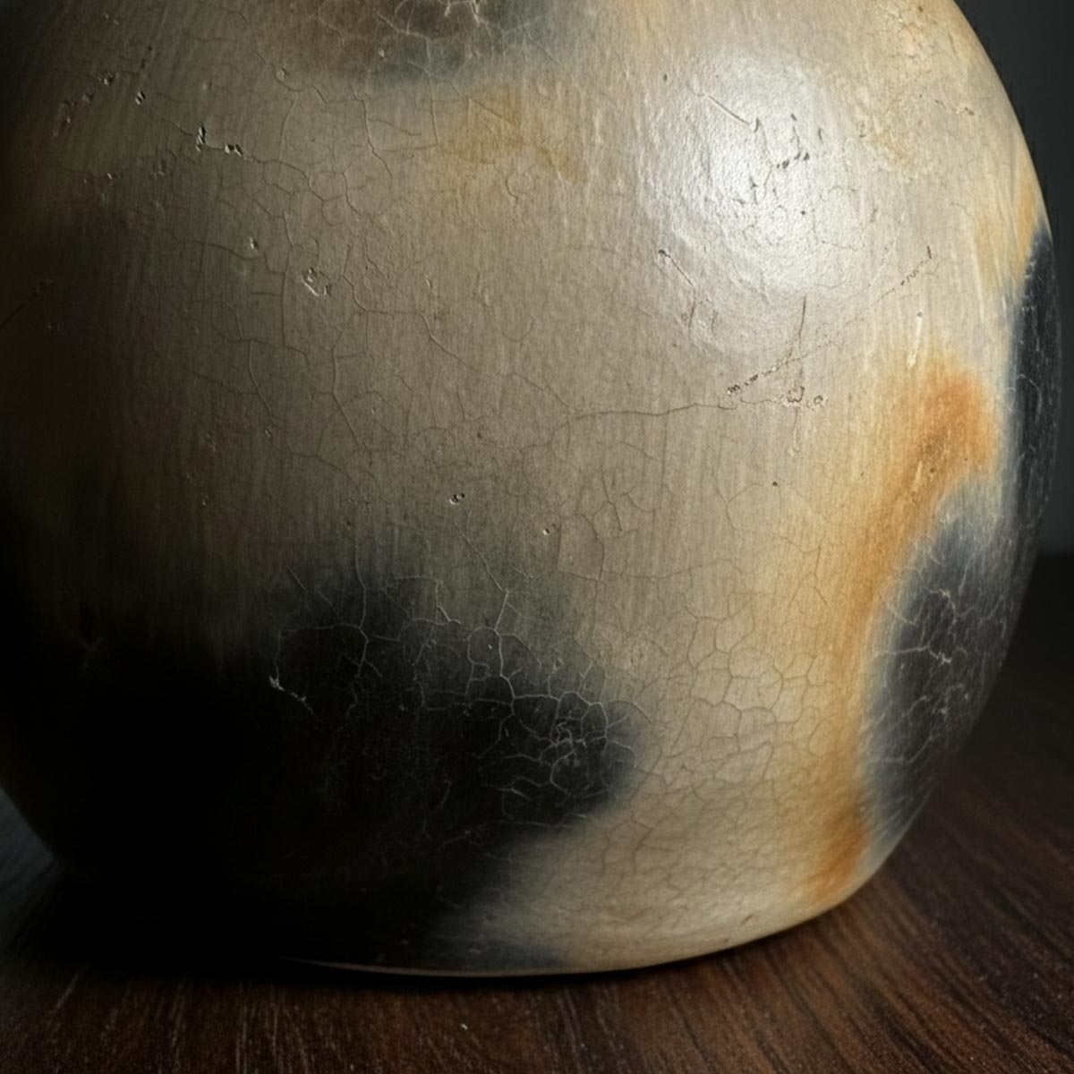 Dettaglio texture con sfumature di fuoco su vaso policromo artigianale Sejnane