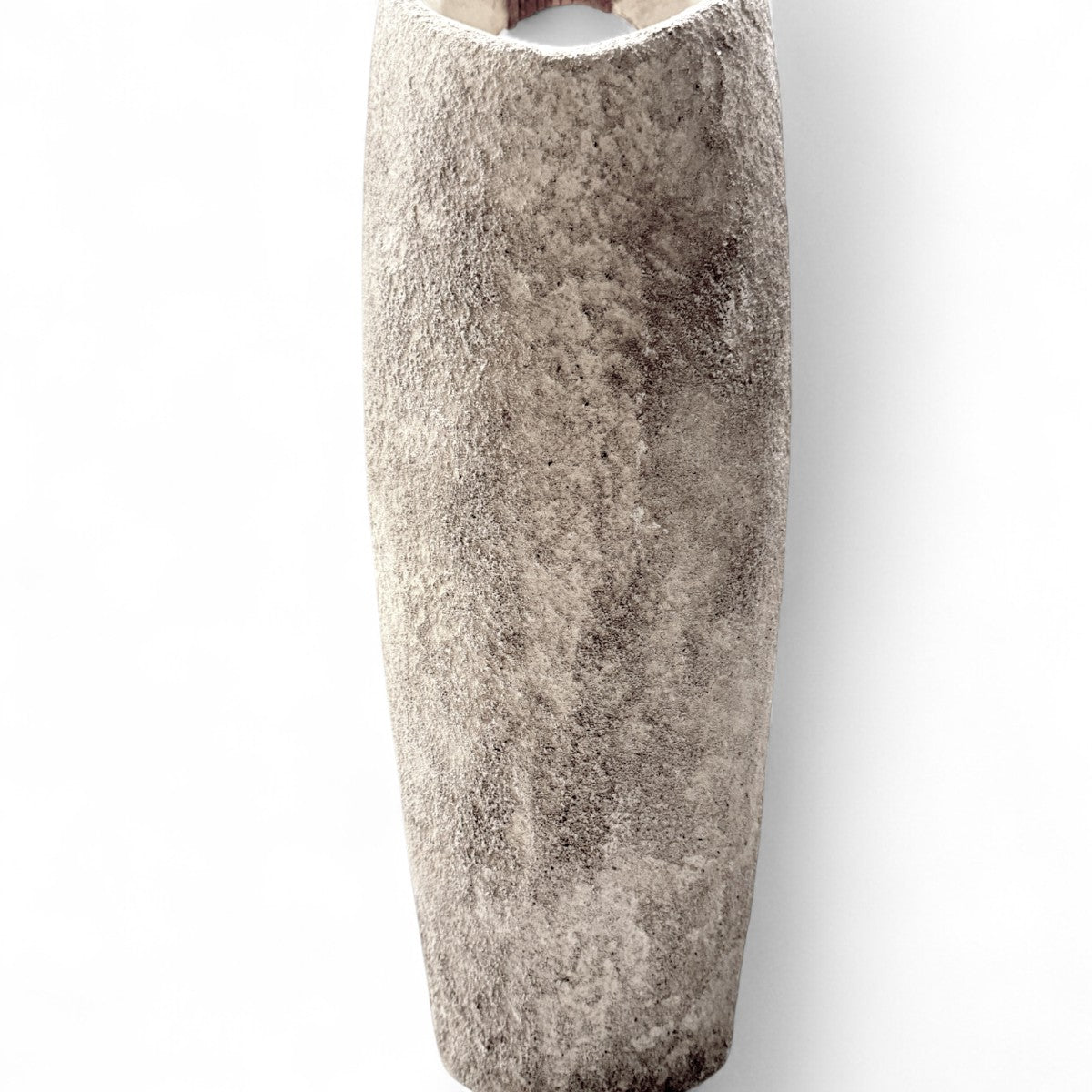 La scultura in ceramica Anima Ovale (alta 50 cm) accanto a una sedia per mostrare le dimensioni.