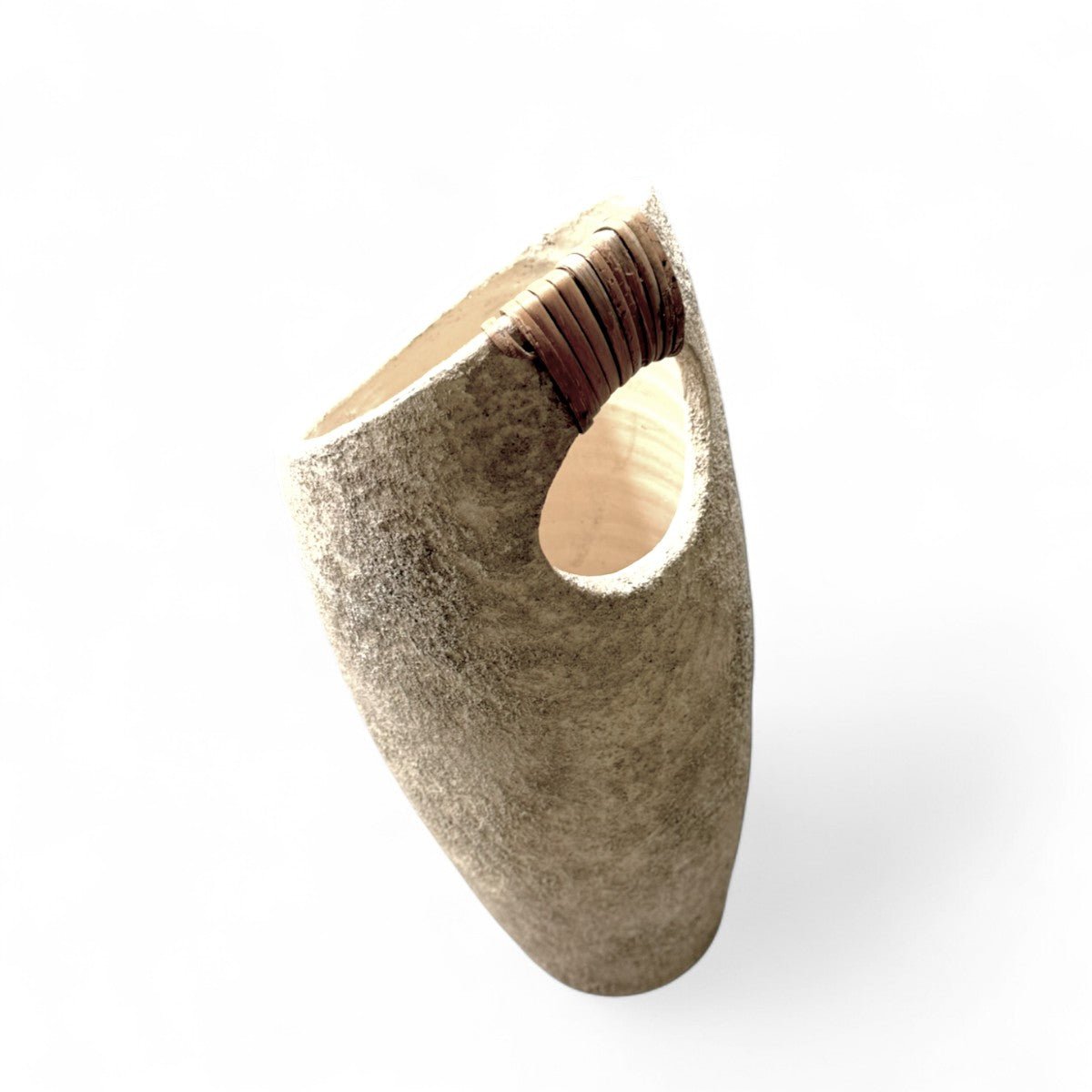 Profilo della scultura in ceramica Anima Ovale che ne mostra la forma allungata.