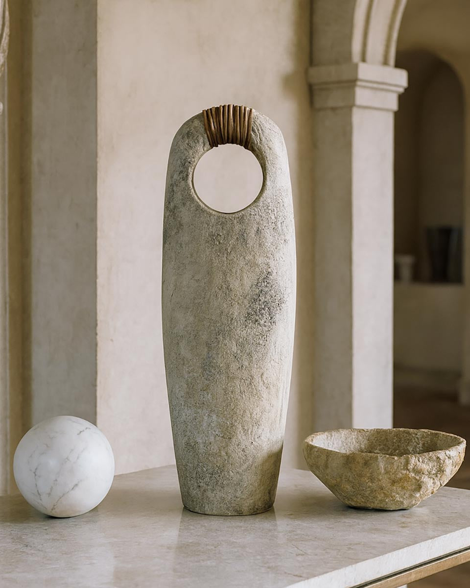 Scultura in ceramica Anima Ovale, con intreccio in vimini e forma totemica, su sfondo bianco.