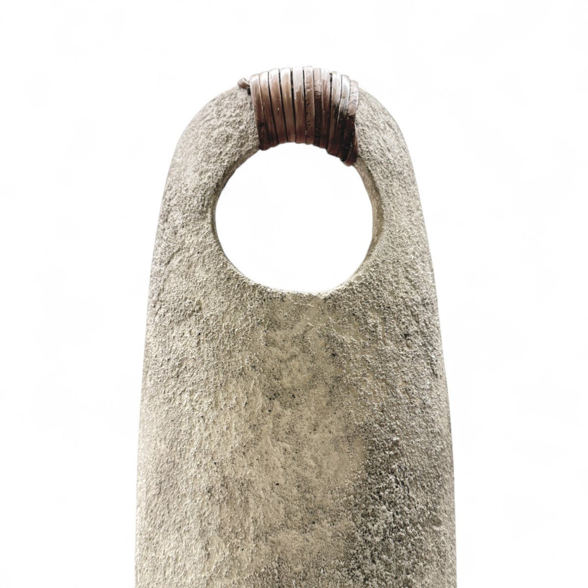 Dettaglio della texture della ceramica grezza, simile a un intonaco antico, su Anima Ovale.