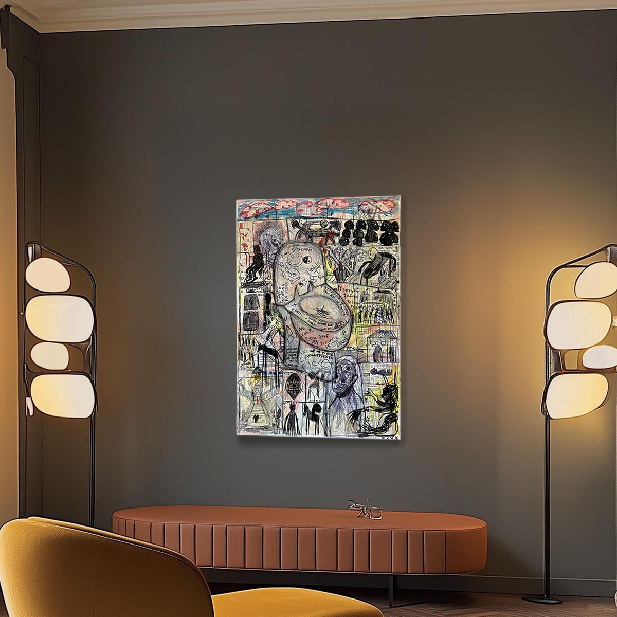 Dettaglio delle scritte e dei simboli grotteschi che ricoprono la superficie dell'opera.