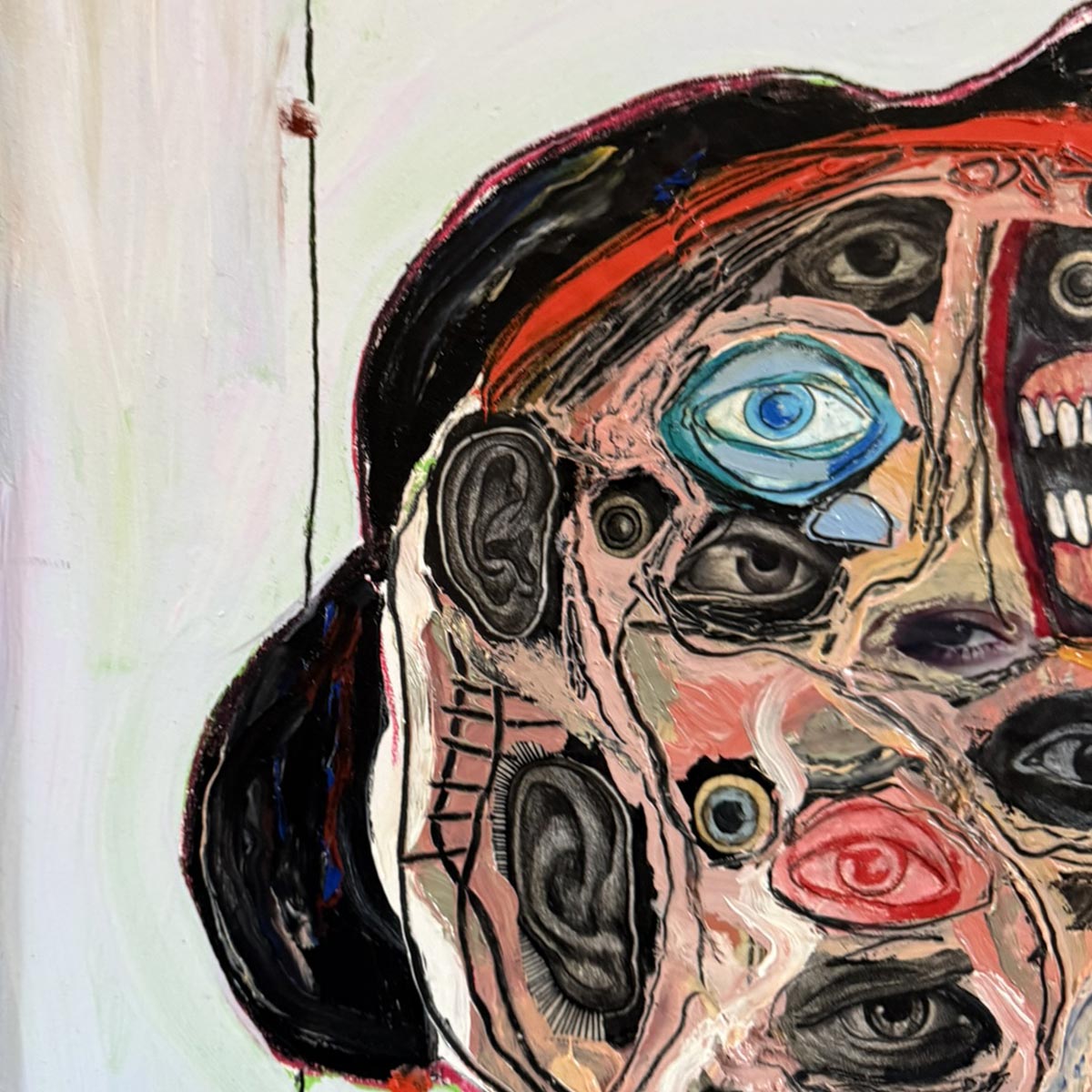 Il quadro di Precisi come pezzo focale provocatorio in un salotto contemporaneo.