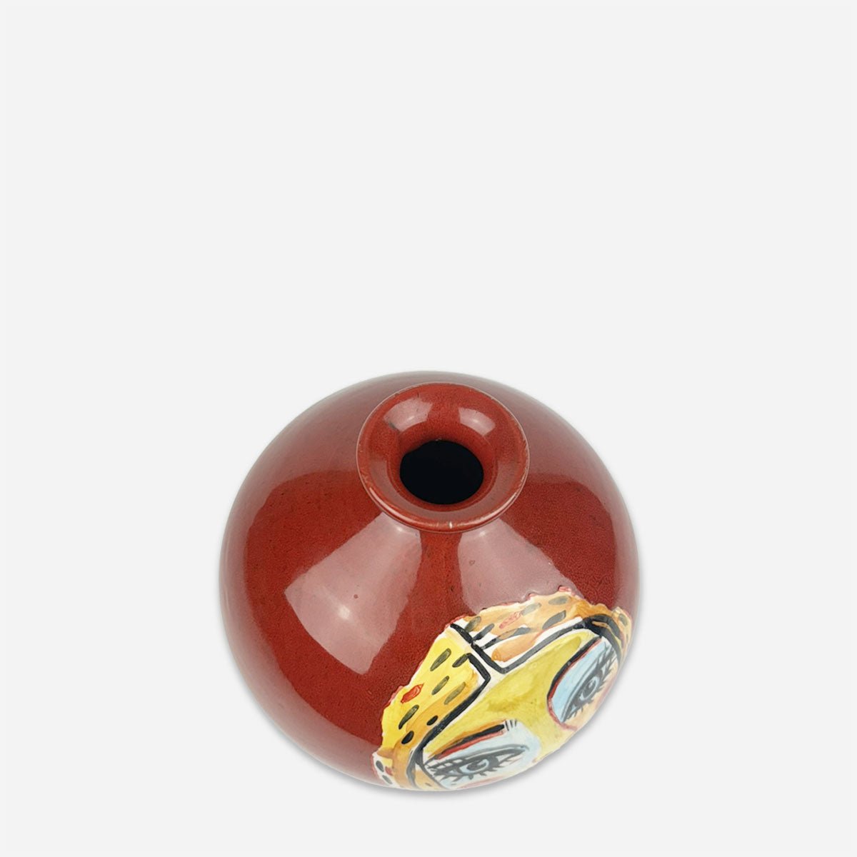 Vista posteriore del Vaso Bionda su Rosso che mostra la continuità del colore rosso intenso.