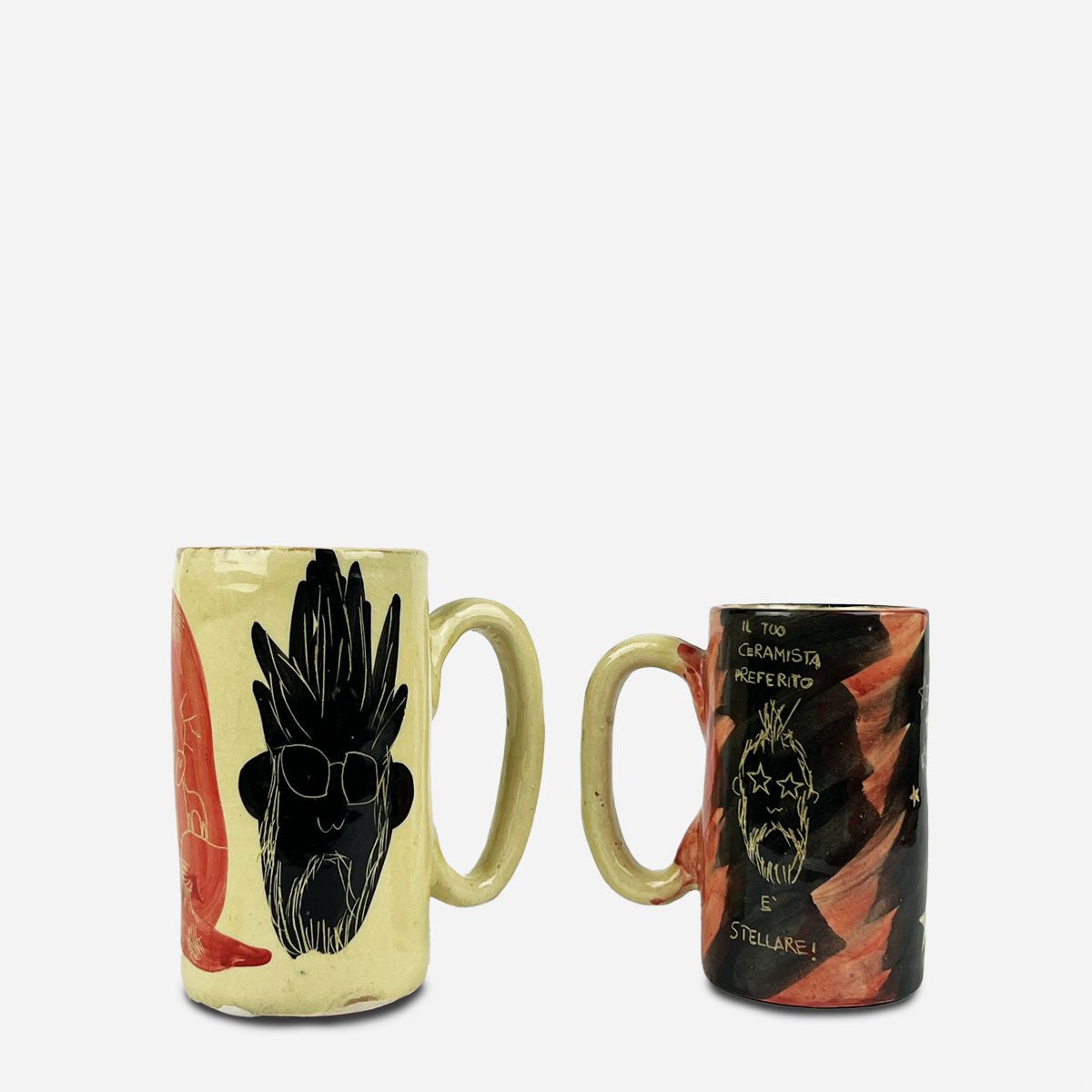 Coppia di boccali da birra artigianali "Birrai d'Autore" in ceramica smaltata, su sfondo neutro.