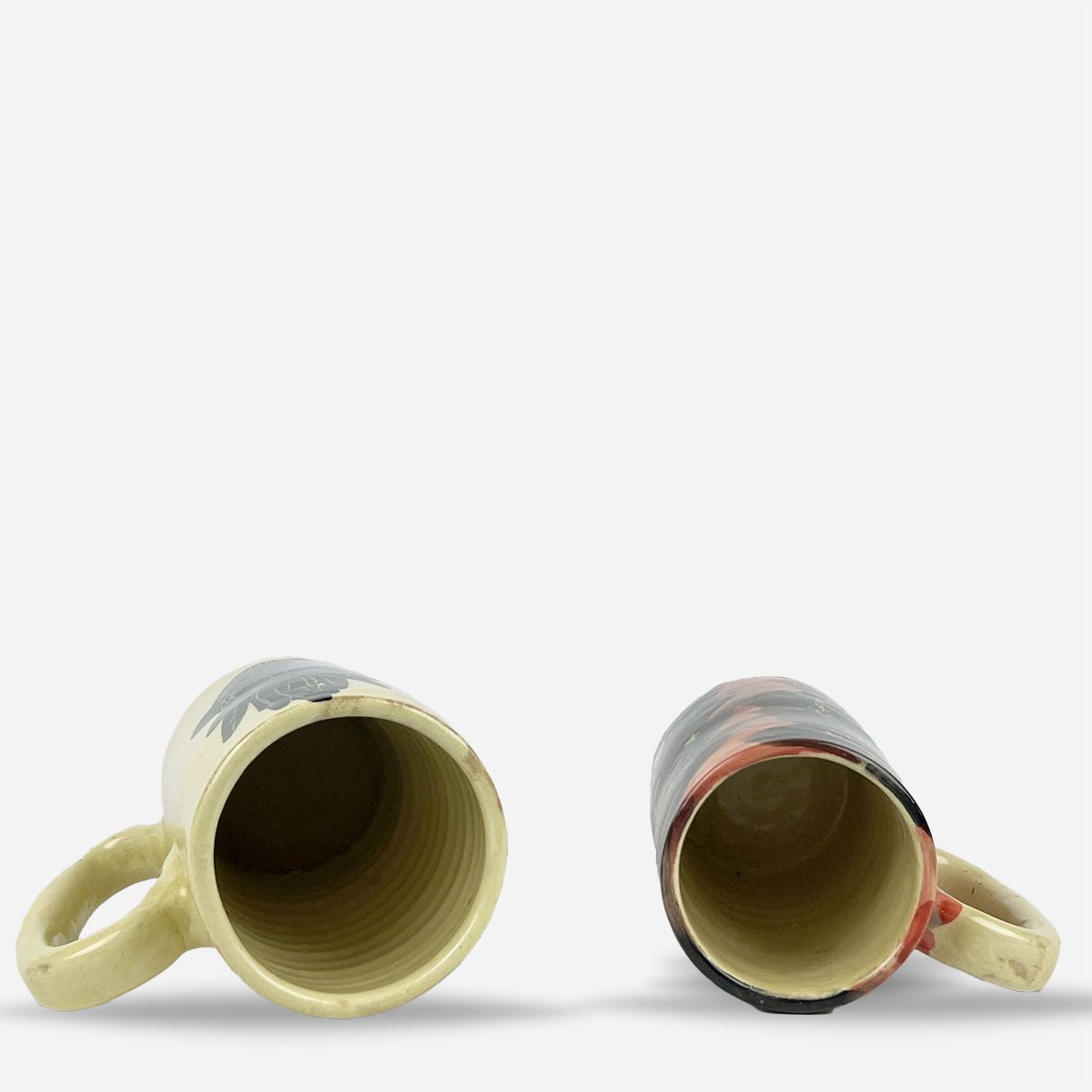 I due boccali da birra artigianali affiancati per mostrare le loro lievi differenze uniche.