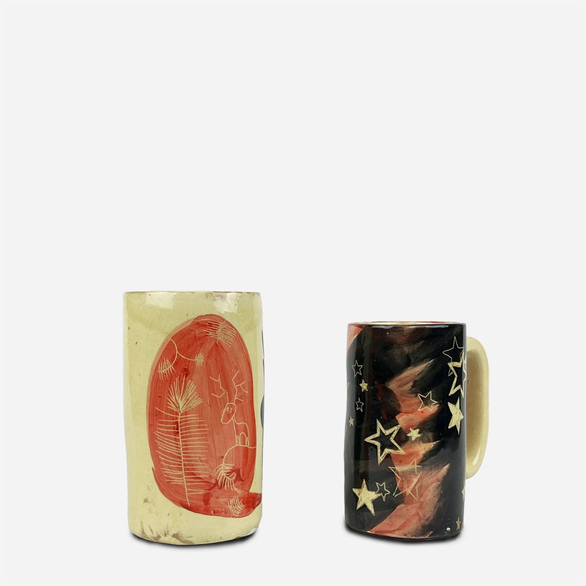 La coppia di boccali da birra artigianali su un tavolo di legno, pronti per un brindisi.