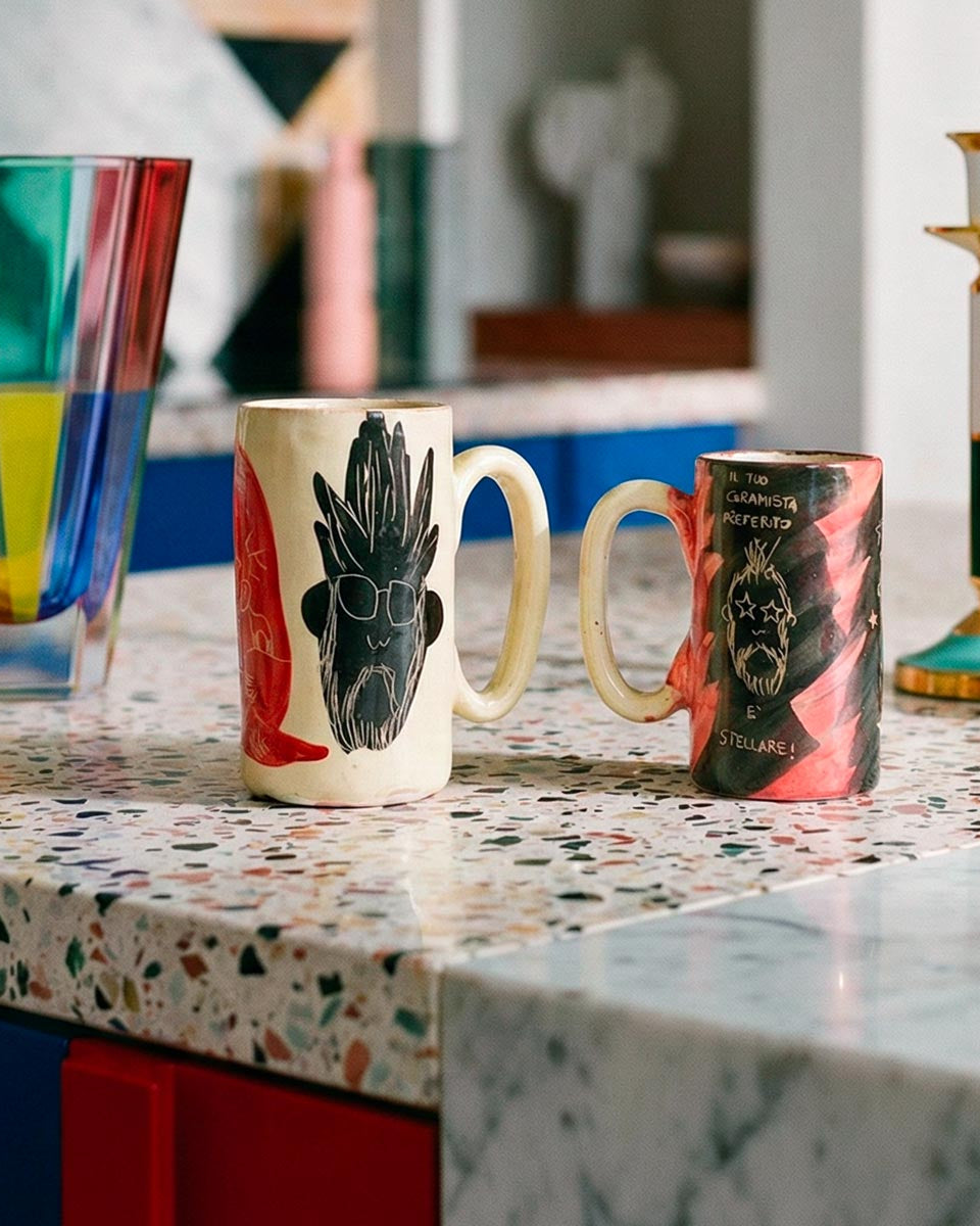 Primo piano della smaltatura unica e del design originale di un boccale da birra artigianale.