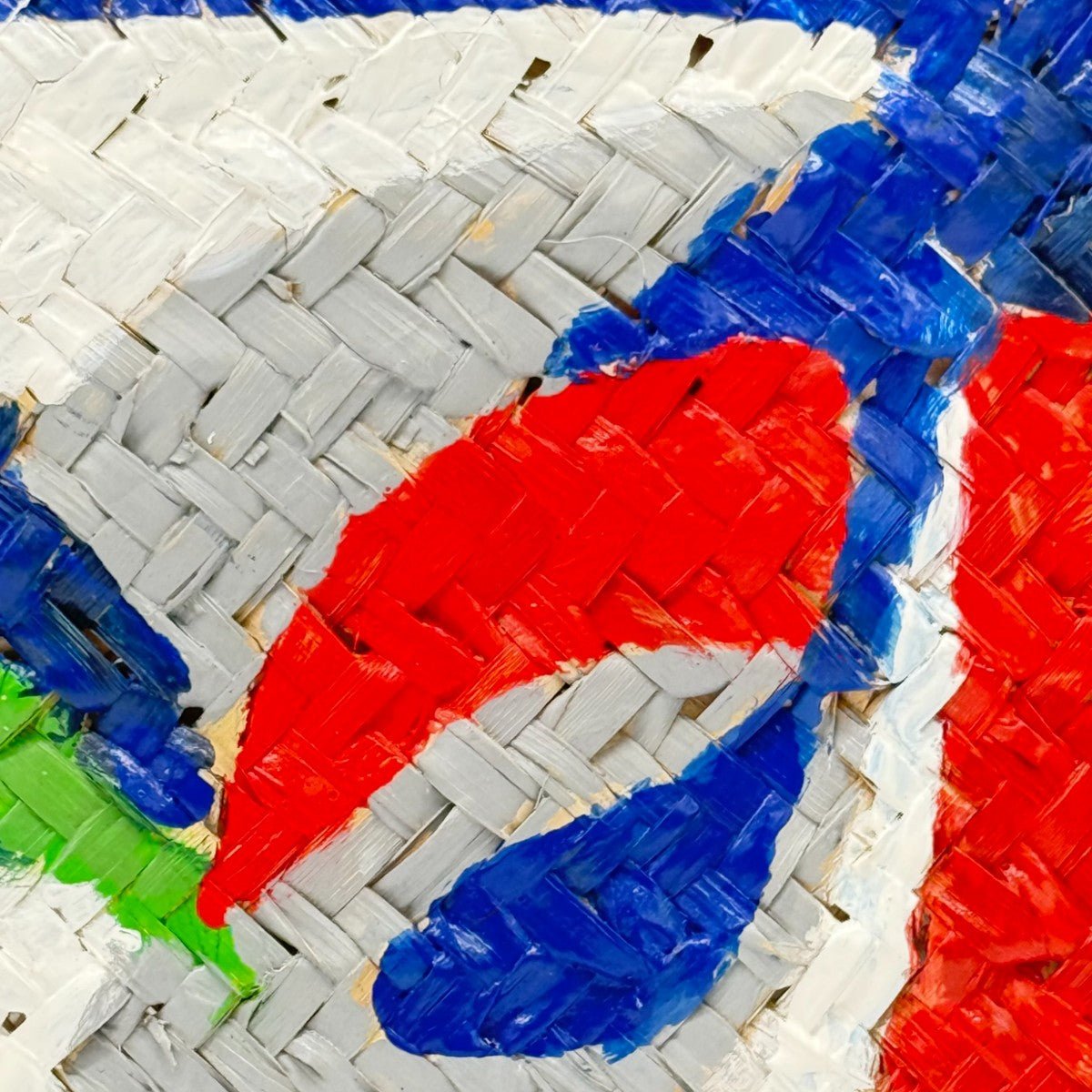 Profilo della borsa in paglia Capri che ne mostra la forma e la pittura laterale.