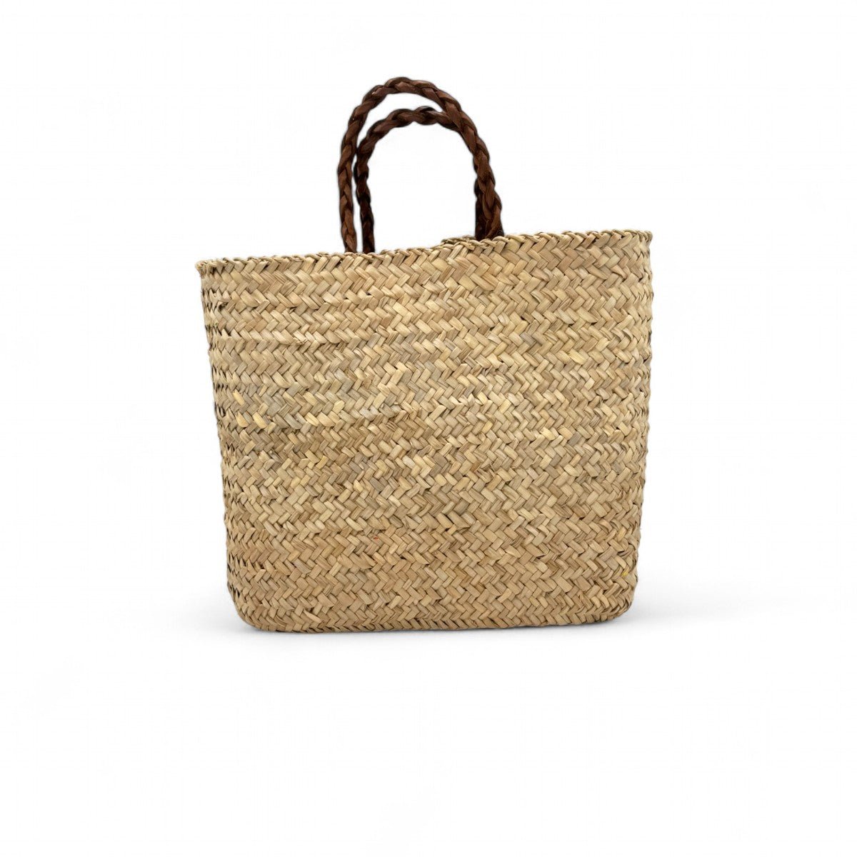 La borsa dipinta a mano La Vela dell'Anima accanto a un cappello di paglia.