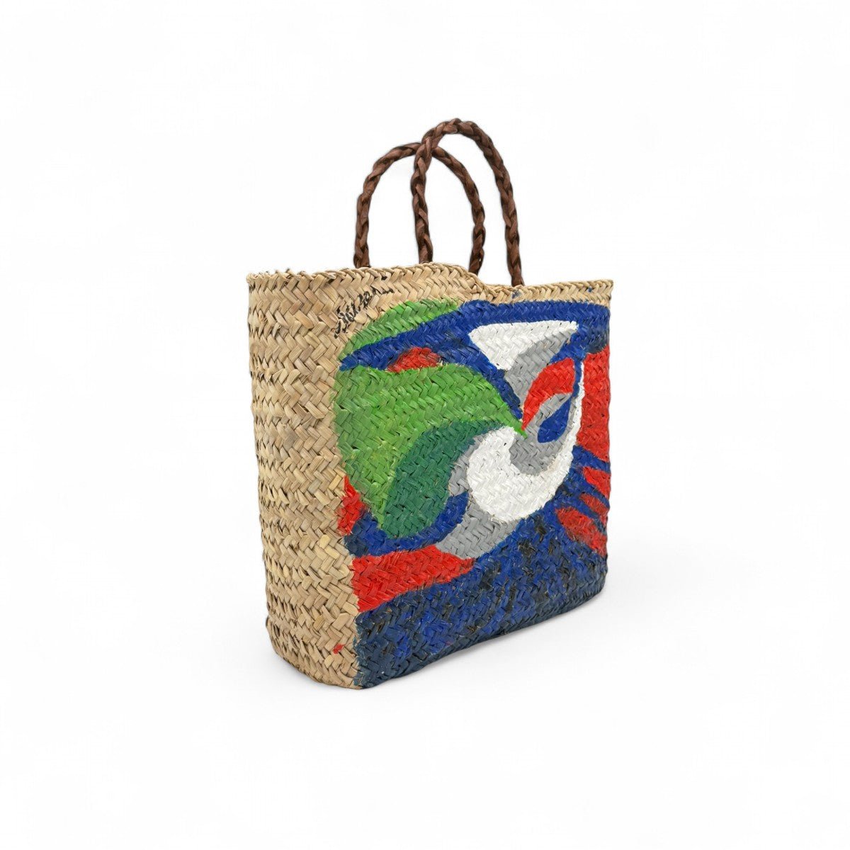 Modella indossa la borsa in paglia Capri in una location che ricorda i Faraglioni.