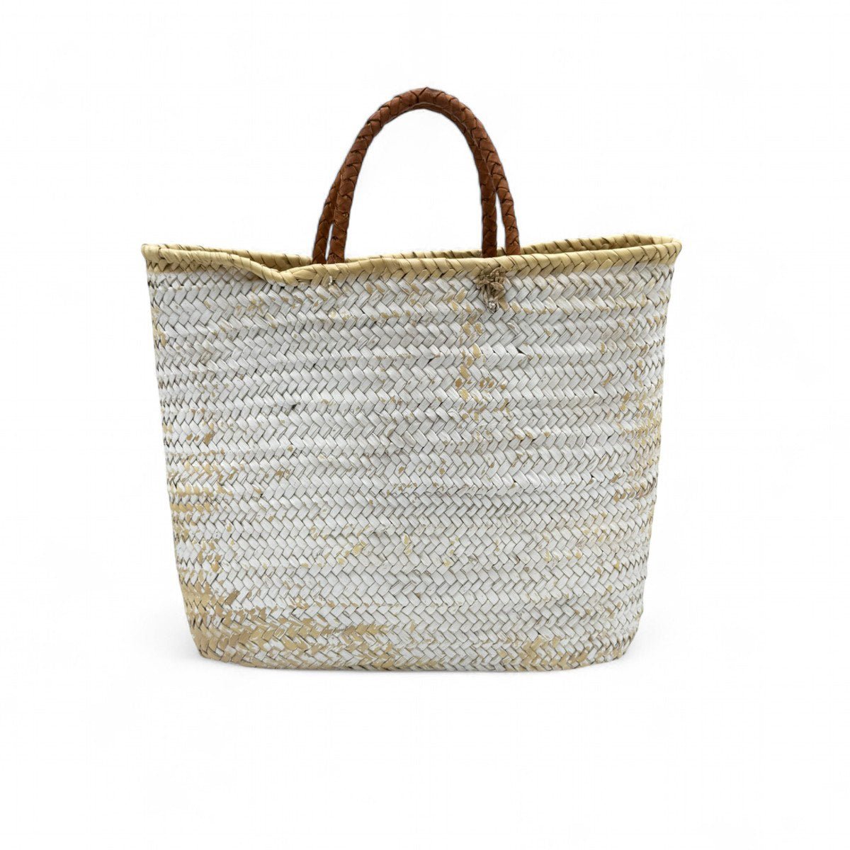 La borsa dipinta a mano La Signora e il Fenicottero posata su un tavolino in un bar.