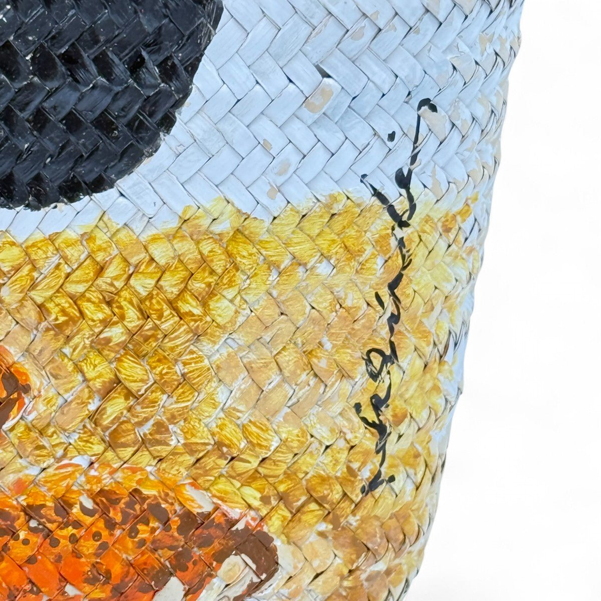 Modella indossa la borsa in paglia Marbella con un elegante abito bianco in una località di lusso.