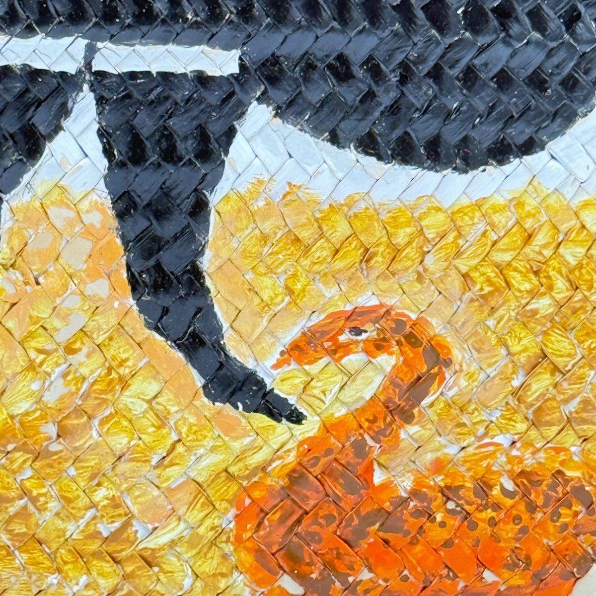 La borsa in paglia Marbella mostrata con la sua dust bag e il certificato di originalità.