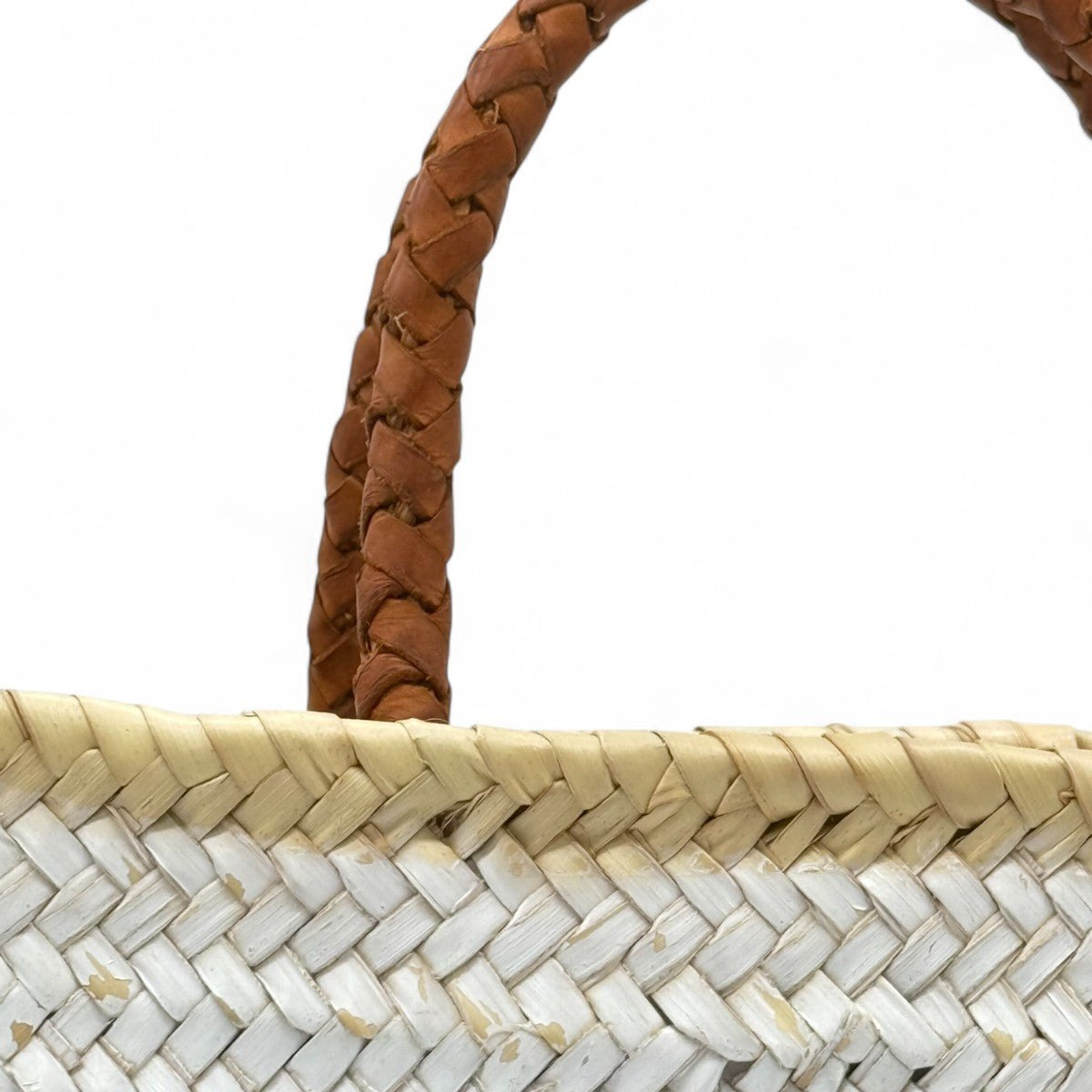 Profilo della borsa in paglia Marbella che ne mostra la forma e la pittura laterale.