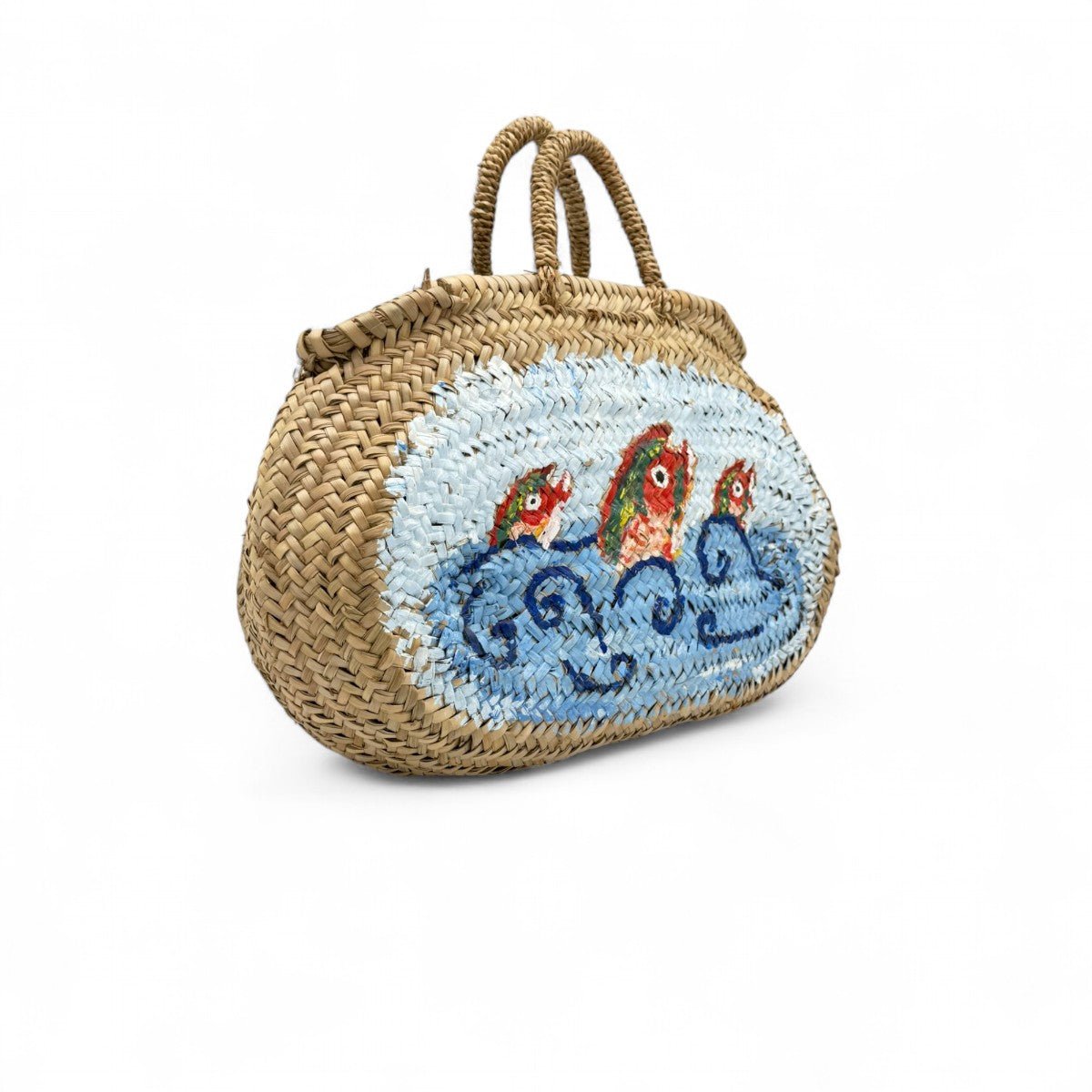 Modella indossa la borsa in paglia Monterosso in una località della riviera ligure.