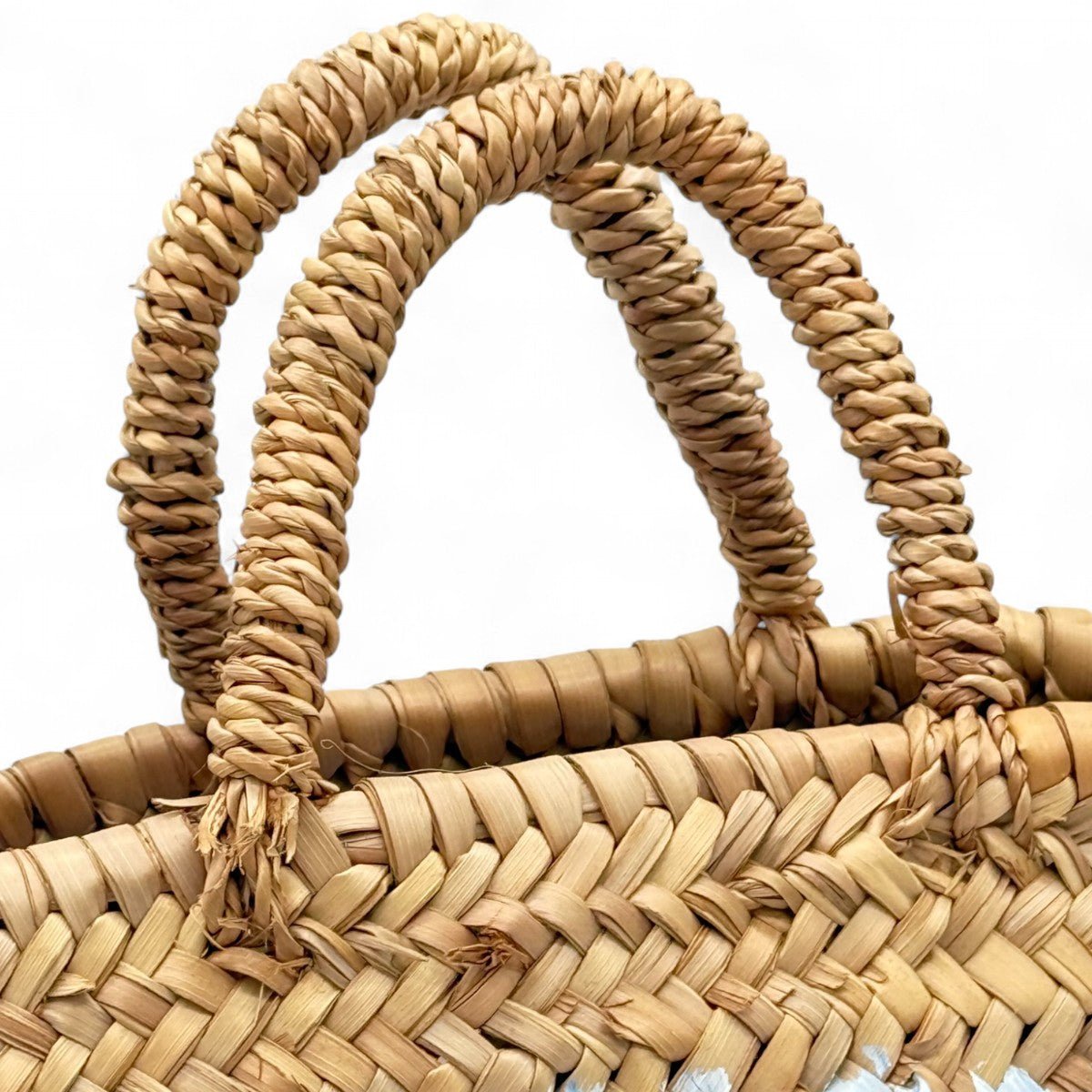 Vista dall'interno della borsa in paglia, che ne mostra la fodera e lo spazio interno.