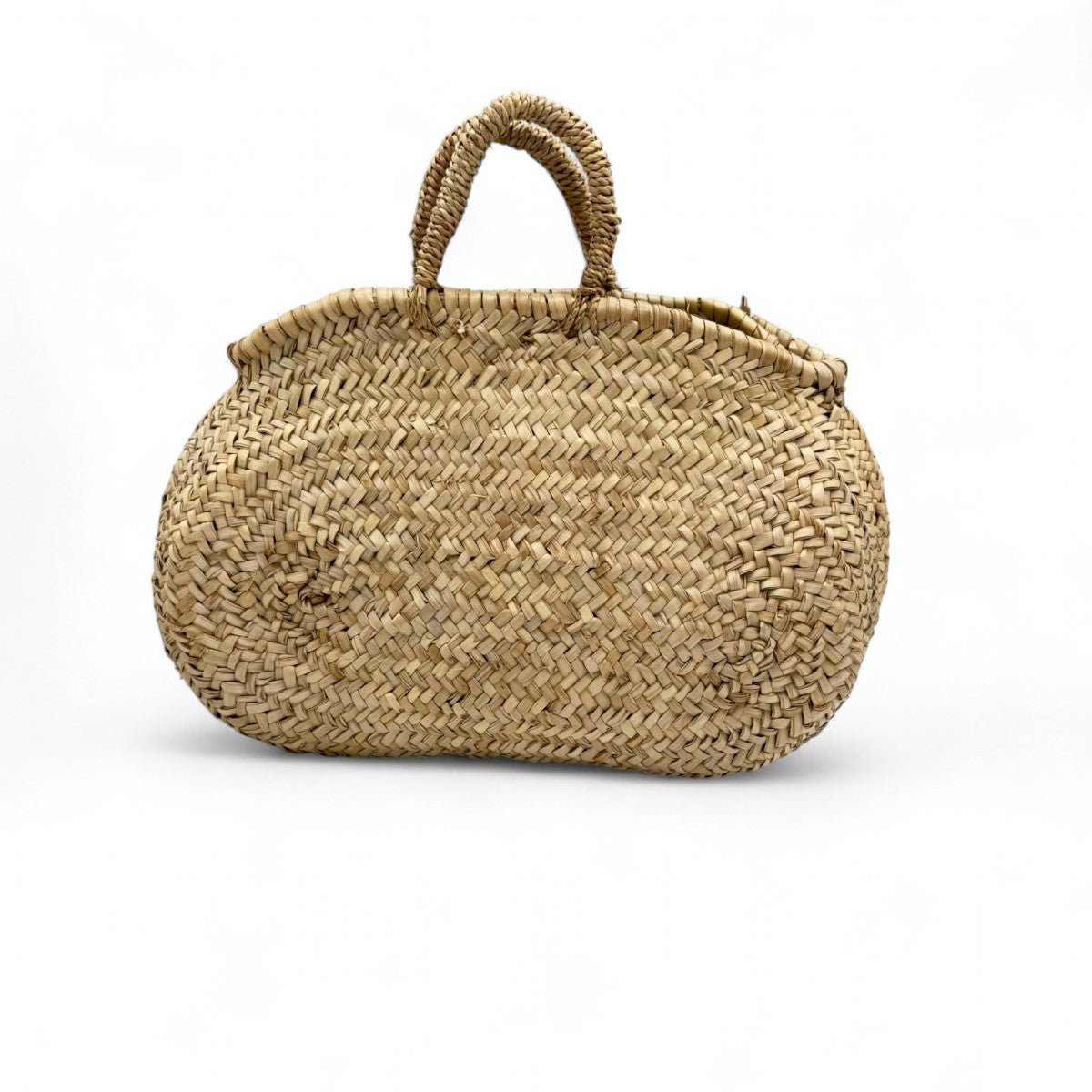 La borsa dipinta a mano Tramonto a Riva accanto a un telo da mare e occhiali da sole.