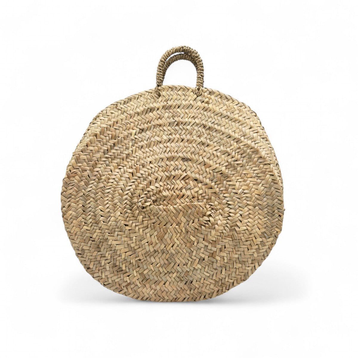 Dettaglio della firma dell'artista Carlo sul dipinto della borsa in paglia.