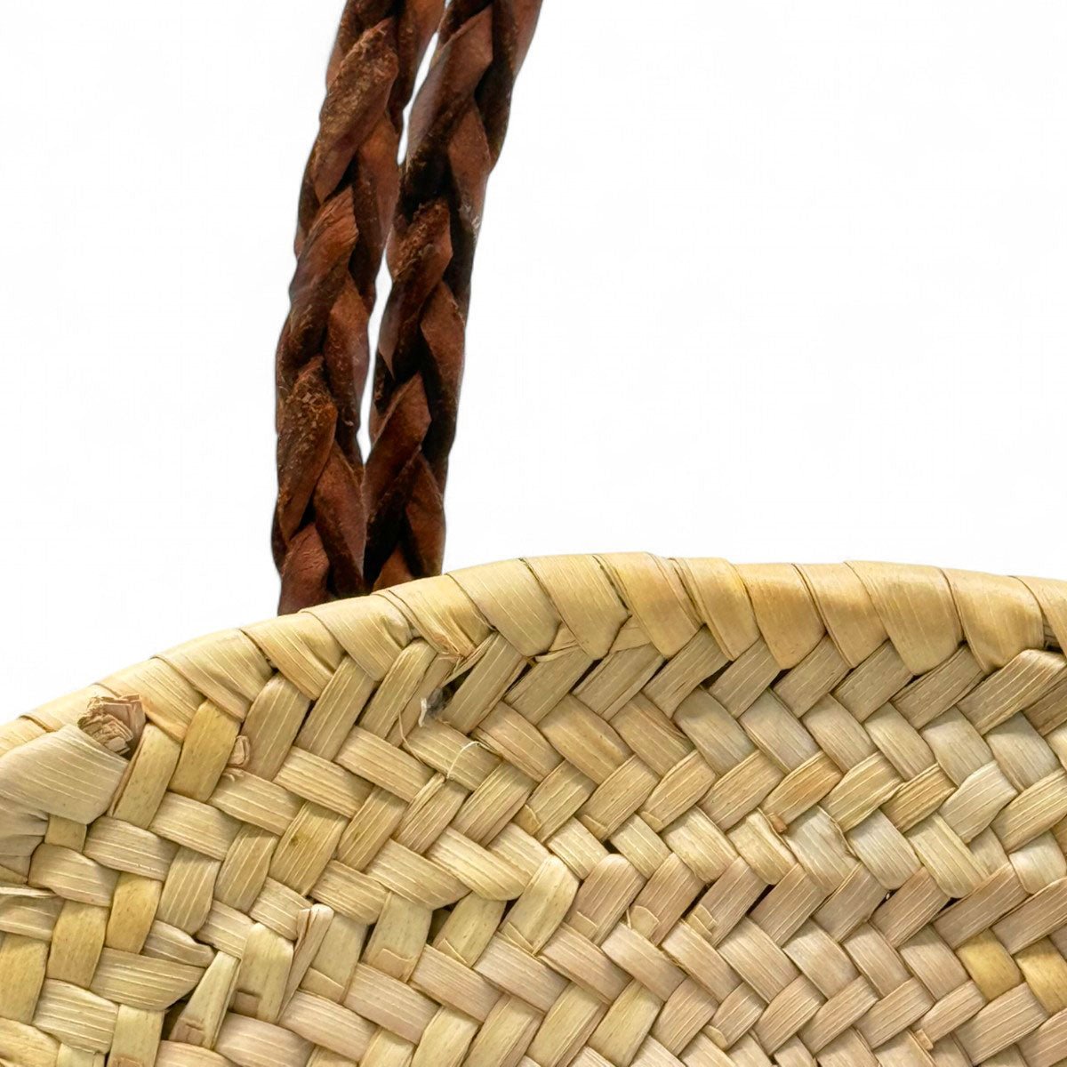 Dettaglio della firma dell'artista Carlo sul dipinto della borsa in paglia.