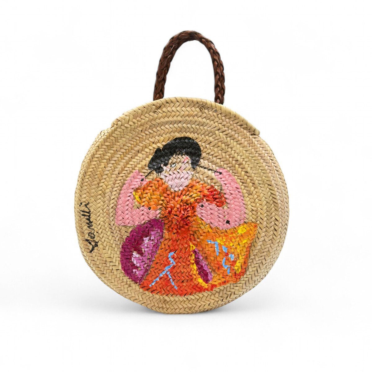 Modella indossa la borsa in paglia Saint Tropez con un abito estivo in Costa Azzurra.