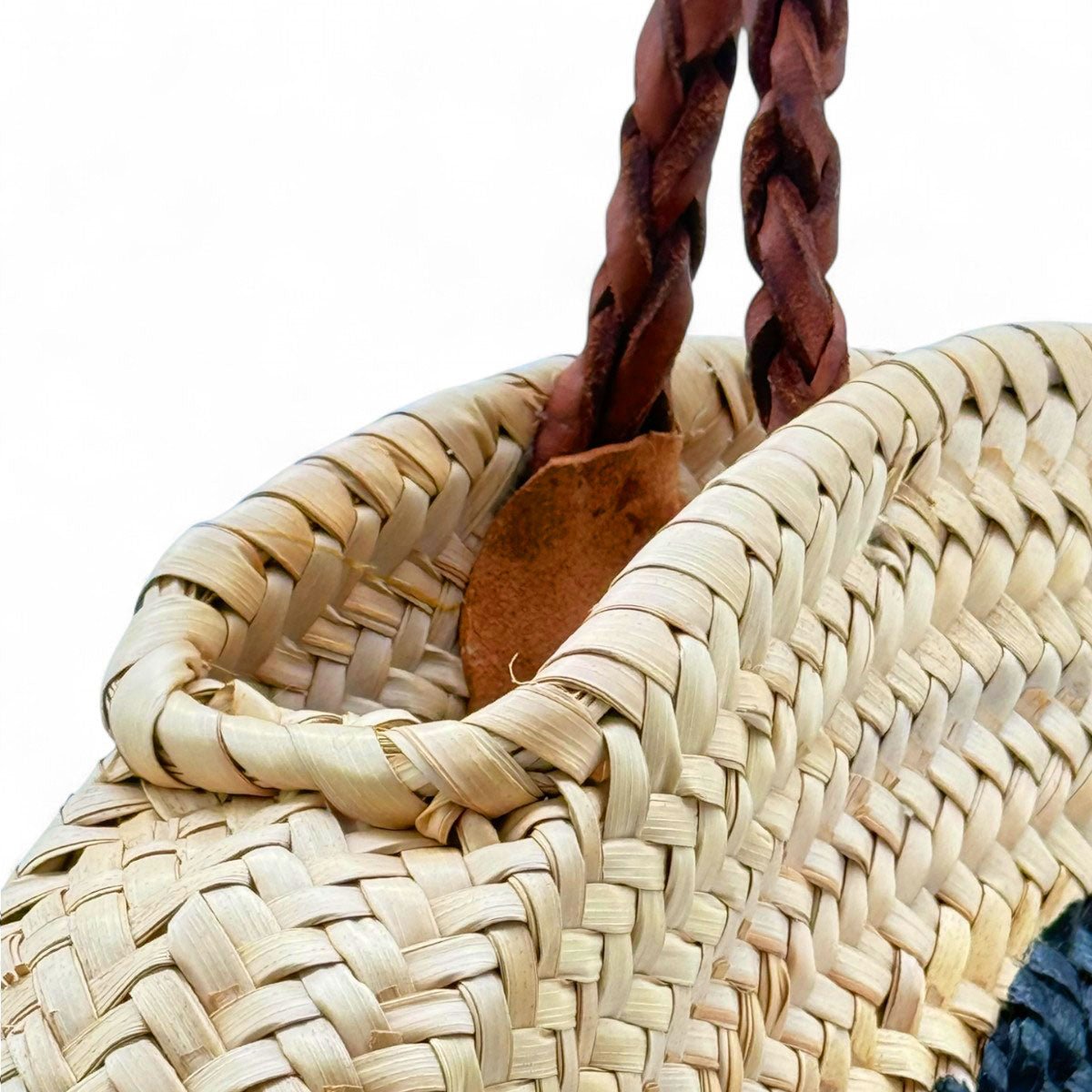 La borsa dipinta a mano La Danseuse posata su un lettino da spiaggia a Saint Tropez.