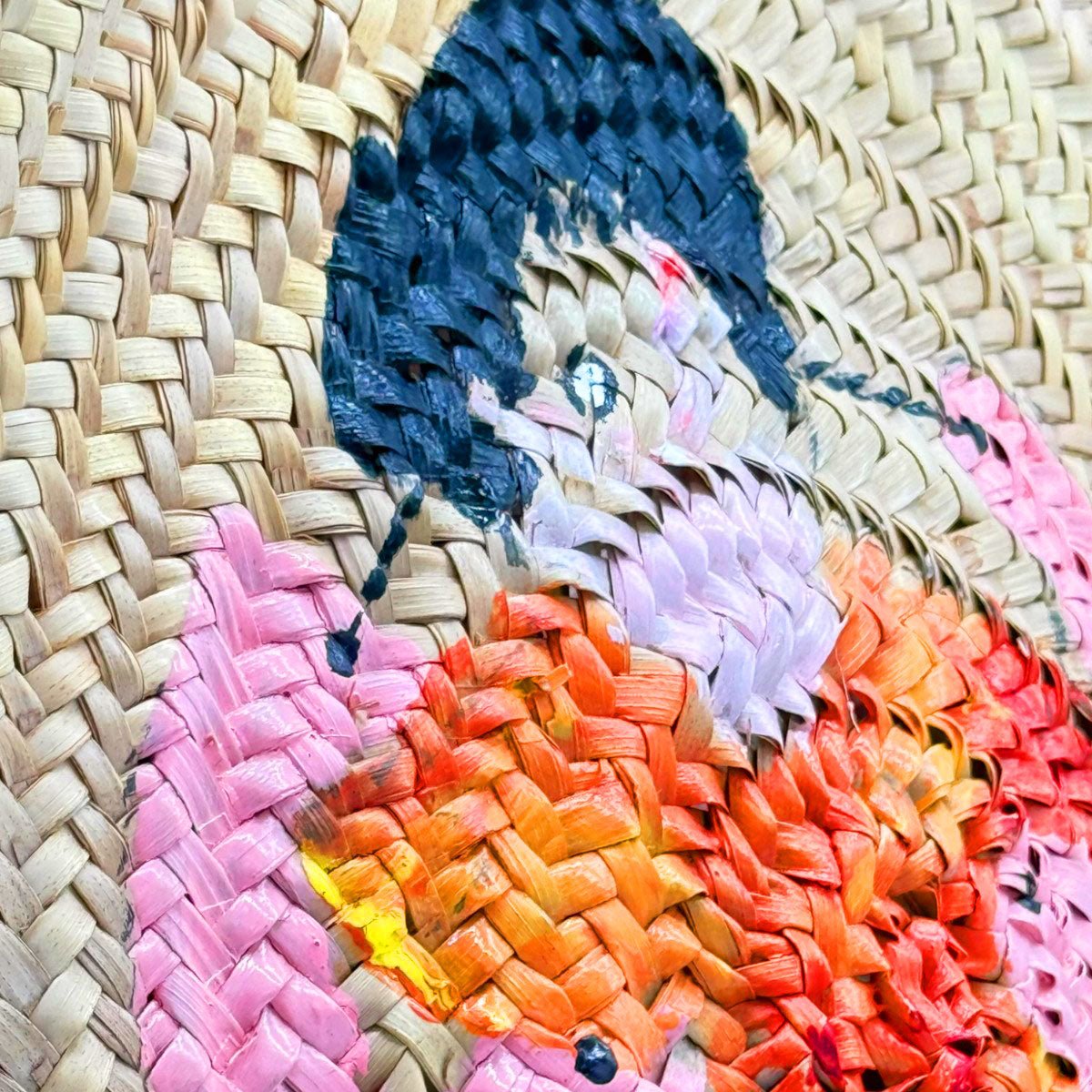 La borsa in paglia Saint Tropez mostrata con la sua dust bag e il certificato di originalità.