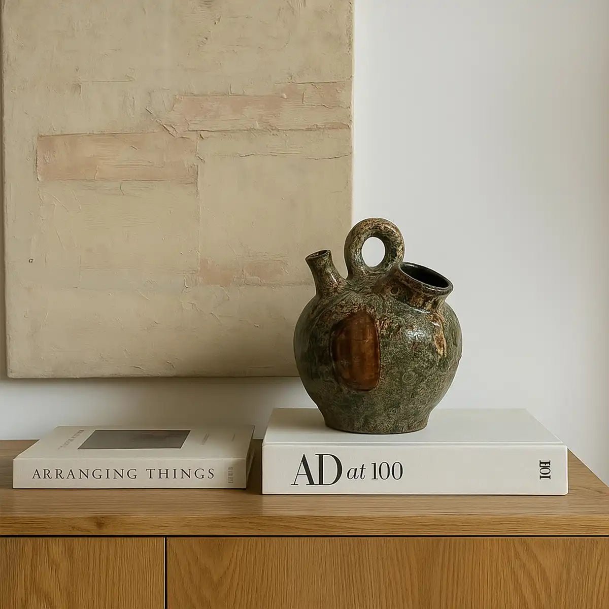 Primo piano della finitura lucida del botijo in ceramica che ne valorizza la texture unica.