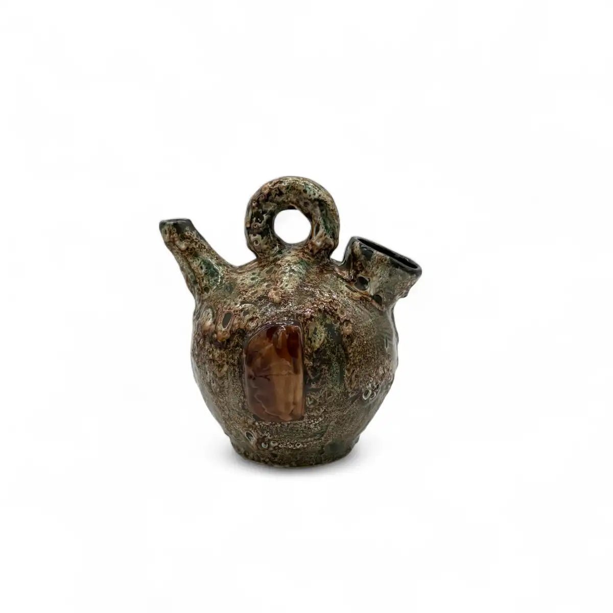 Dettaglio delle venature naturali della materia visibili sotto lo smalto del botijo Spirito di Terra.