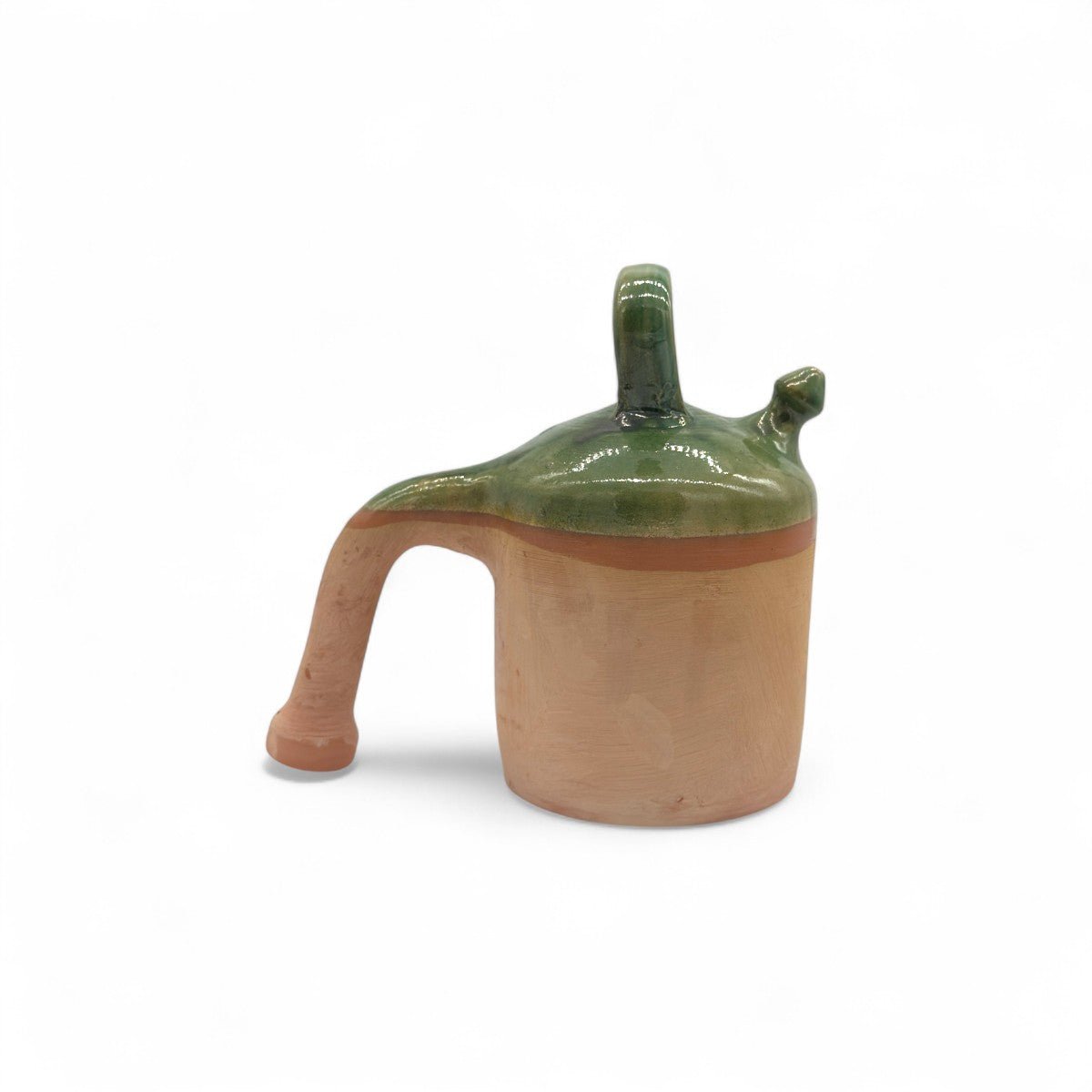 Profilo del botijo verde decorativo che ne mostra la forma asimmetrica e artigianale.