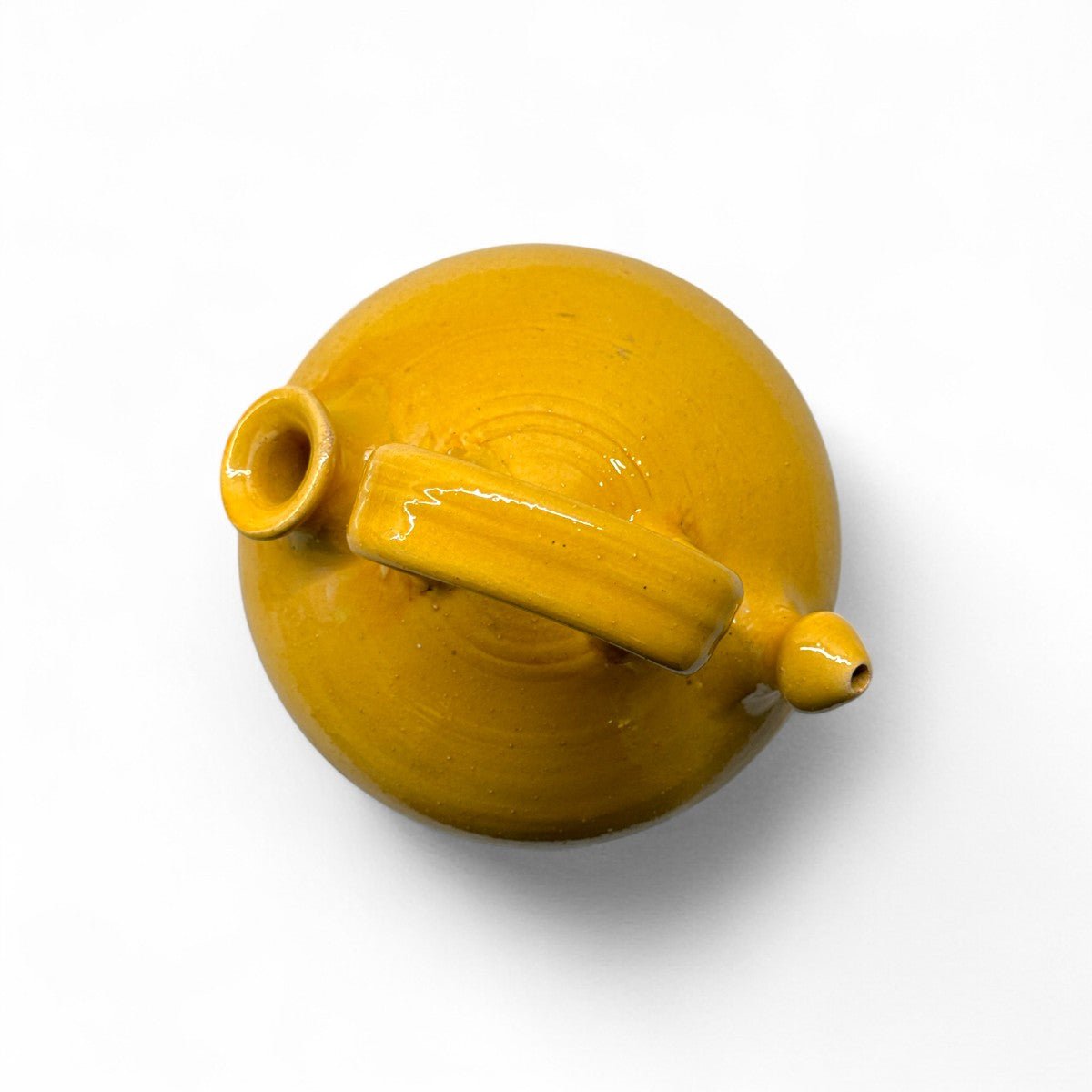 Vista dall'alto del botijo che mostra la bocca per il riempimento e il beccuccio per versare.