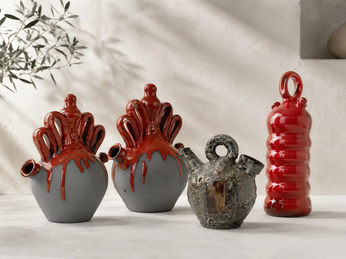 Botijos spagnoli con forme tradizionali, manici e beccucci in ceramica