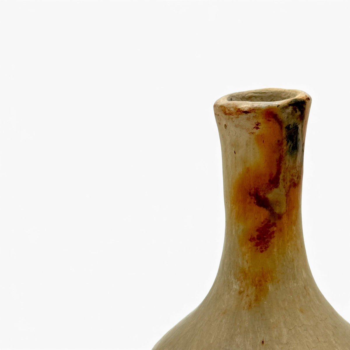 Vista angolare bottiglia ceramica artigianale pezzo unico Malles x Vicode