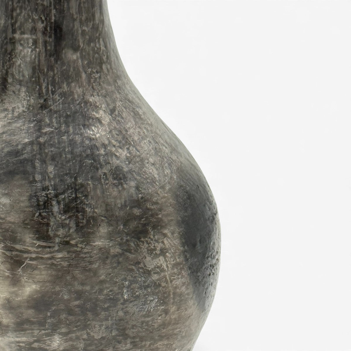 Forma tondeggiante della bottiglia ceramica artigianale di Habiba in argilla affumicata