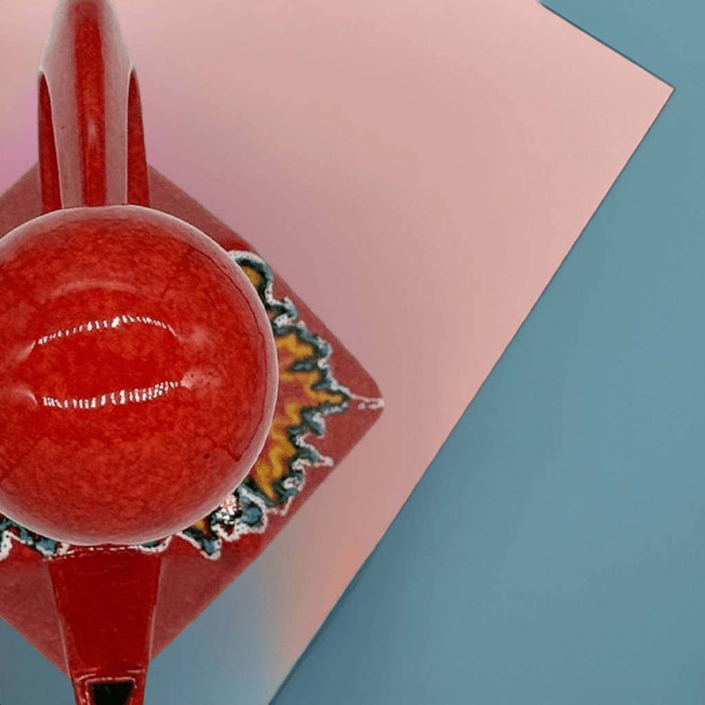 Primo piano della smaltatura materica a effetto lava, con sfumature di rosso e nero, della Brocca Lava Gem