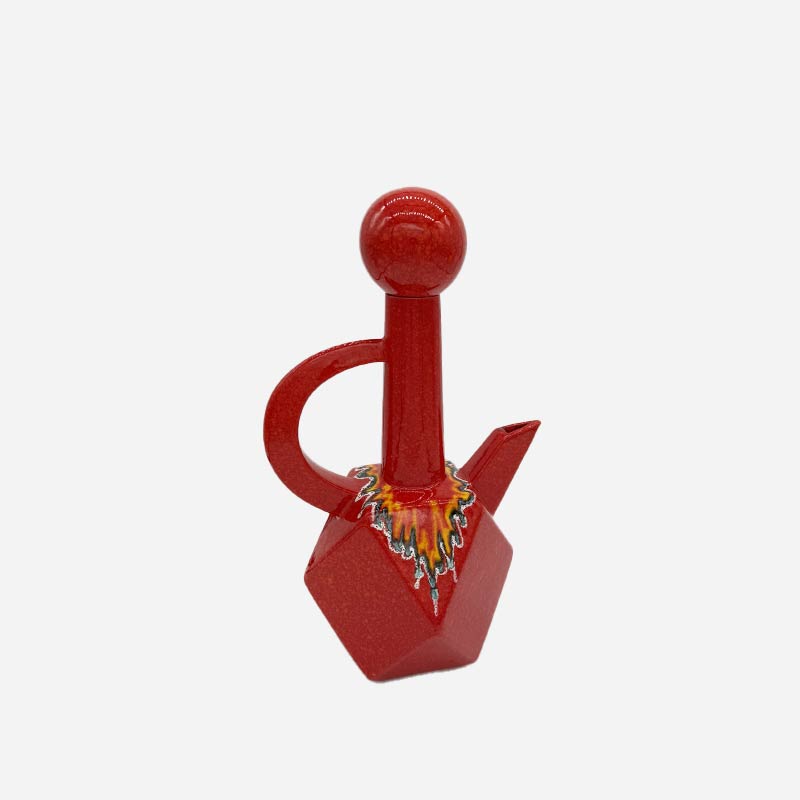 Mano che indica un dettaglio della texture a effetto vulcanico sulla Brocca Lava Gem