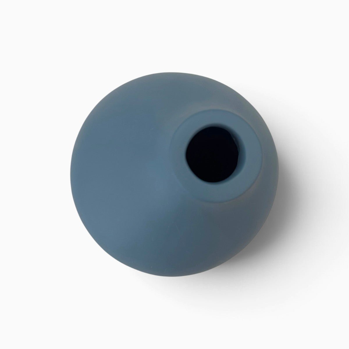 Cadenza vaso in ceramica artistica carta da zucchero su sfondo bianco