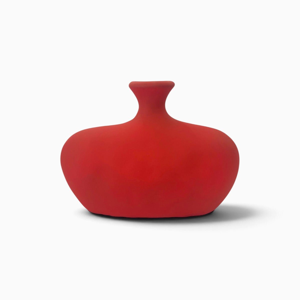 Calco vaso in ceramica artistica color zafferano ambientato in un interno contemporaneo