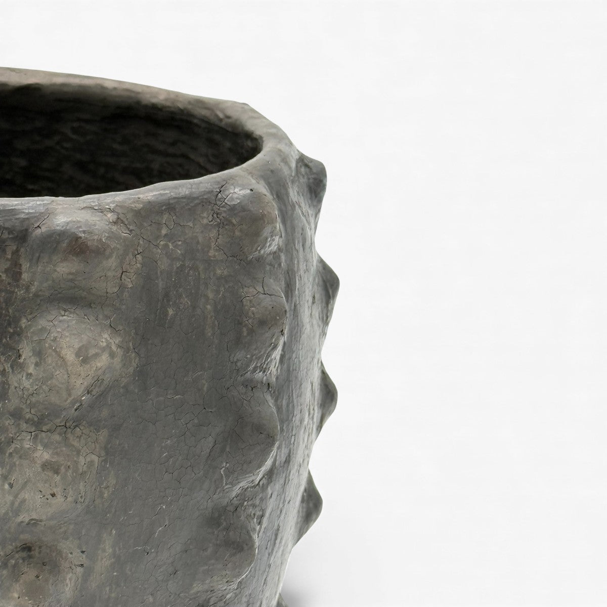 Dettaglio texture porosa e incisa del Calice Nero Scolpito Sejnane.