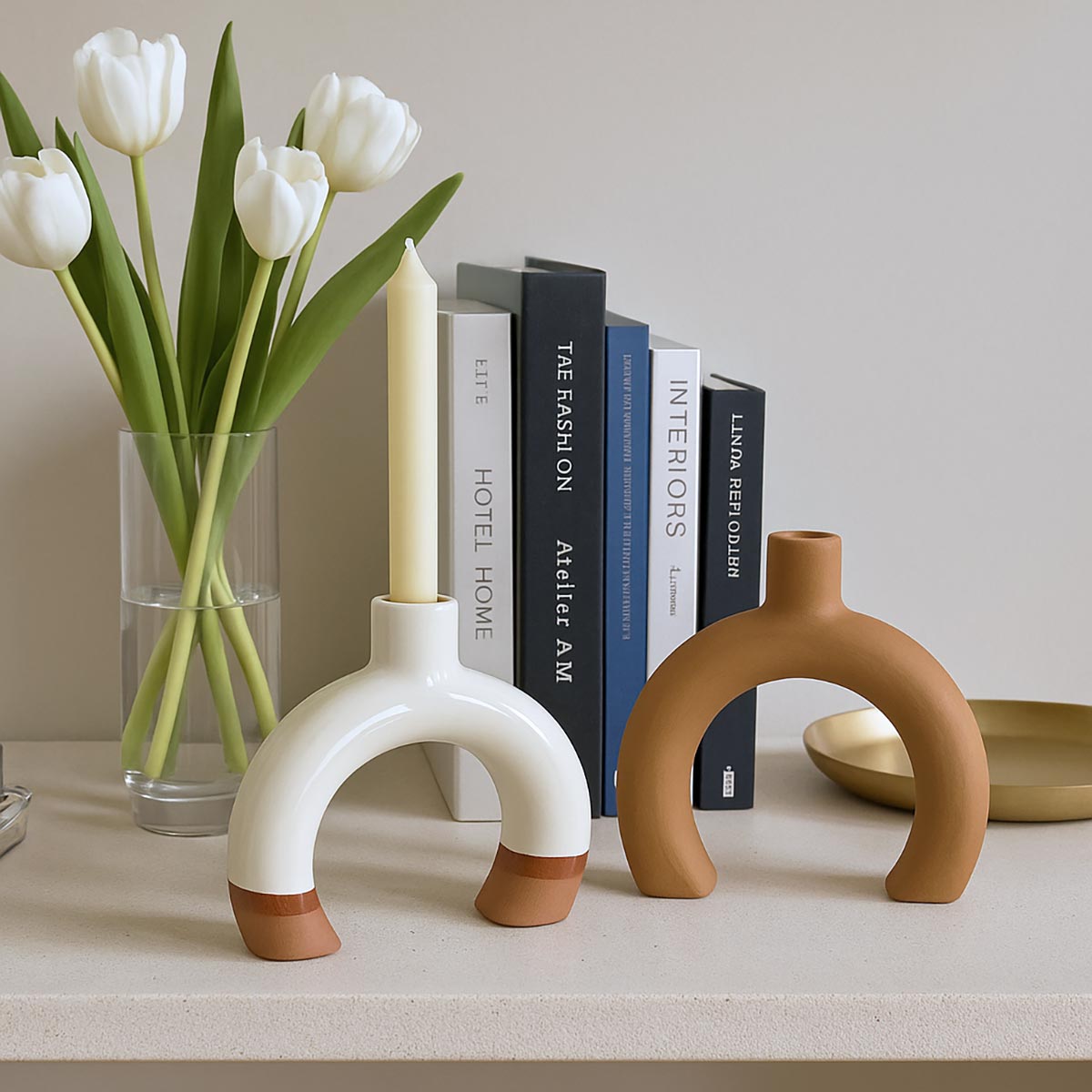 Primo piano della forma ad arco e della finitura materica di un Candelabro Archi Mediterráneos.