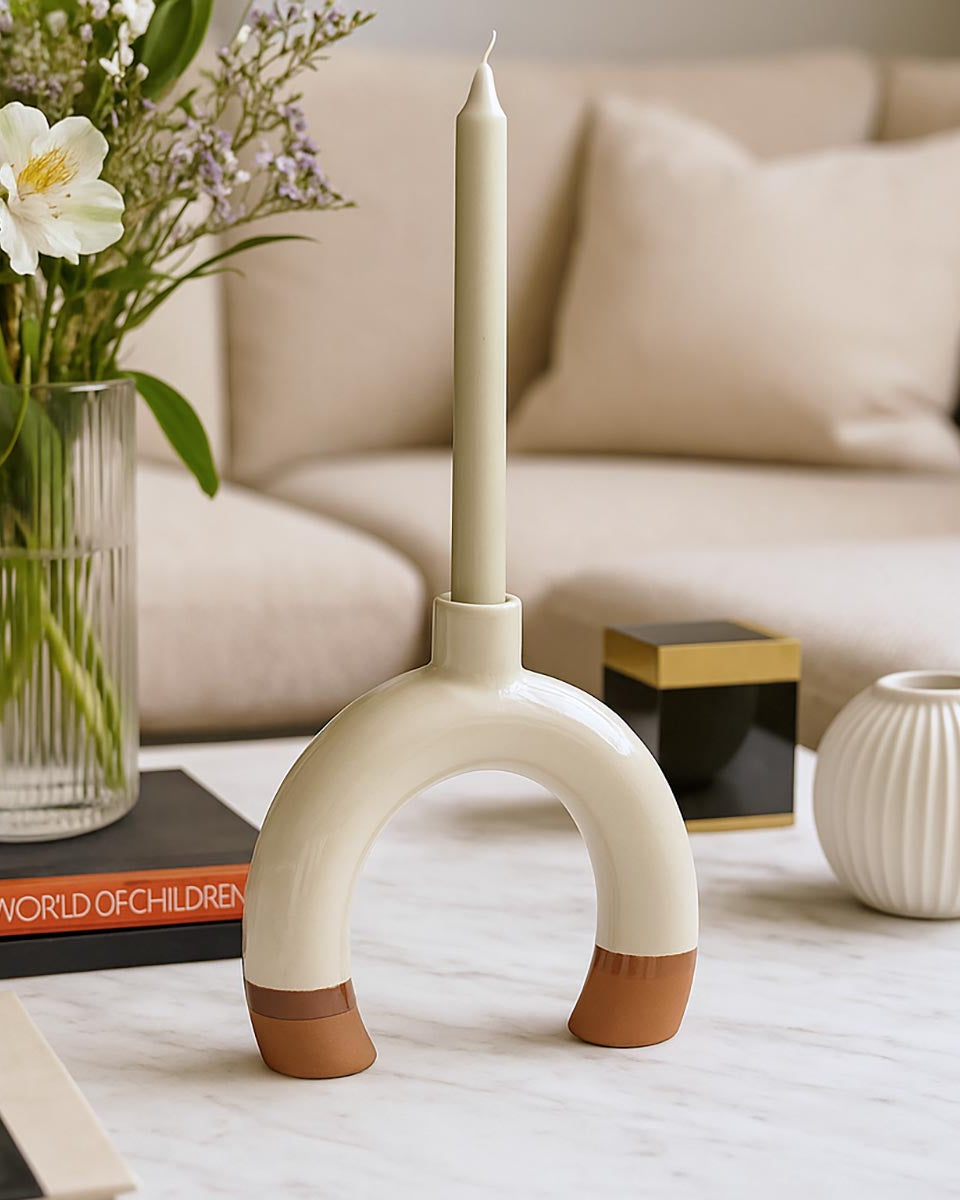 Coppia di Candelabri Archi Mediterráneos in terracotta smaltata bianca su sfondo neutro.