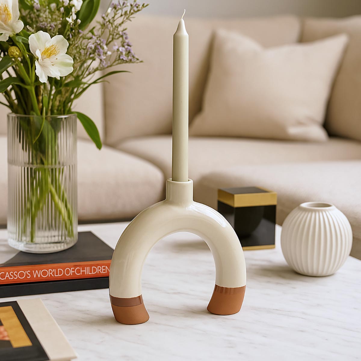 Coppia di Candelabri Archi Mediterráneos in terracotta smaltata bianca su sfondo neutro.